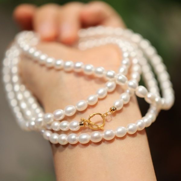Celebrity-inspired S925 silver necklace with natural freshwater pearls. Light luxury, pure silver OT clasp, small pearls. Ideal as choker or sweater chain for women.