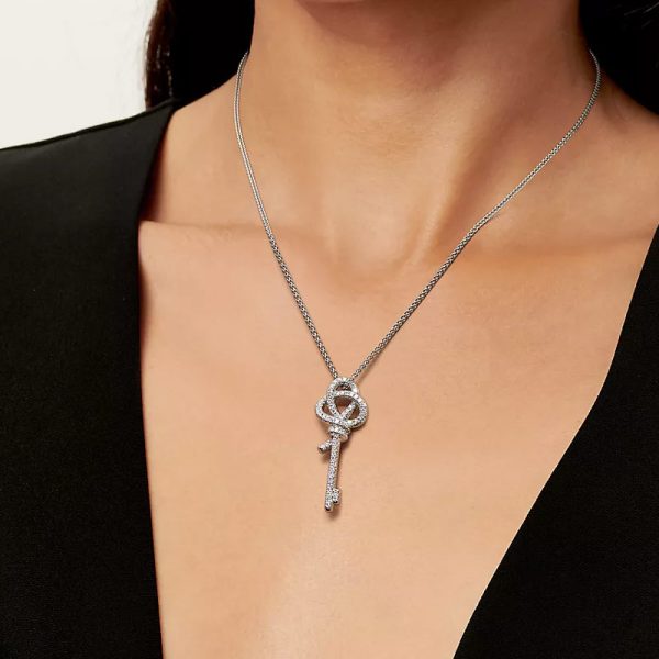 Tiffany S925 silver necklace plated with 18K gold in a knot and key design - Image 8