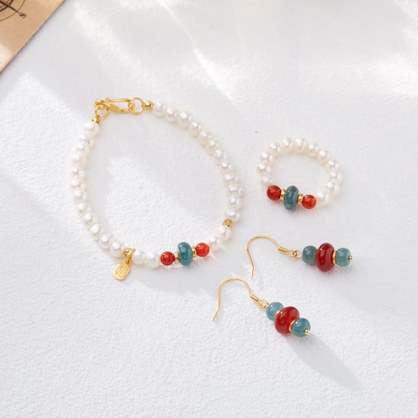 Natural freshwater pearl set, including a blue jadeite bracelet, a ring and earrings, which is a Chinese-style gift.